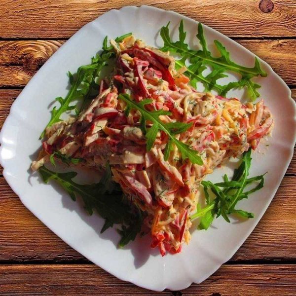 Салат красное море с крабовыми палочками и помидорами