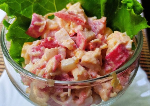 Салат красное море с крабовыми палочками и помидорами и перцем