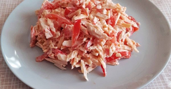 Салат красное море с крабовыми палочками и помидорами и сыром