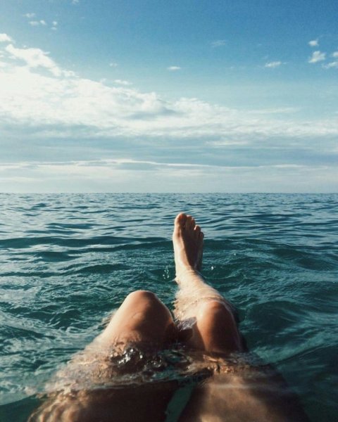 Ноги на пляже