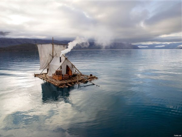 Плот с парусом