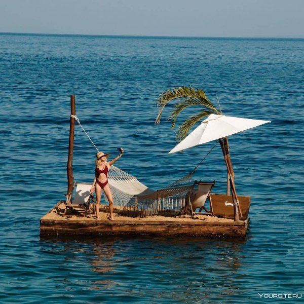 Плот в океане