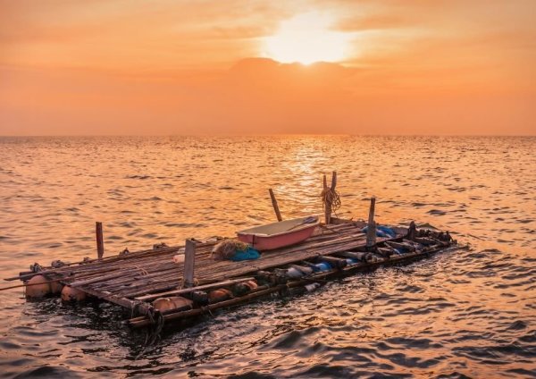 Деревянный плот в океане