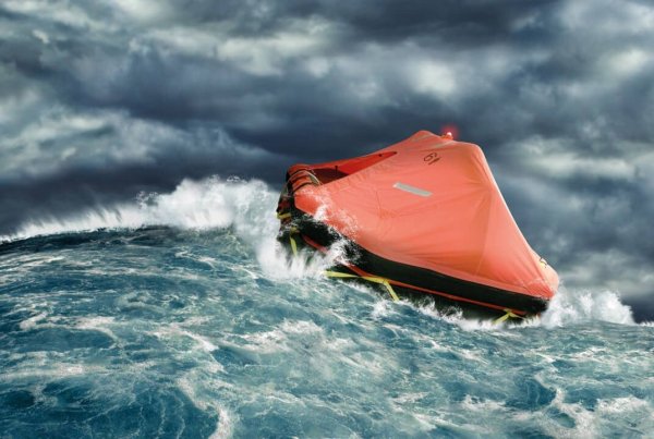 Плот в океане