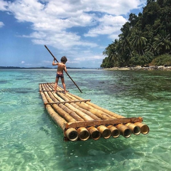 Плот в океане