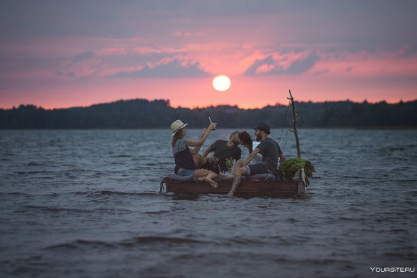 Плот на реке