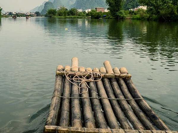 Спасательный плот в море