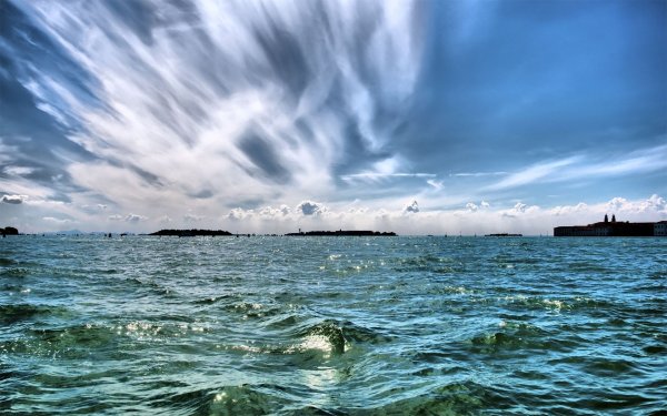 Горизонт моря в дымке