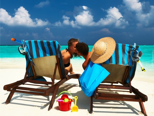 Лежак на море