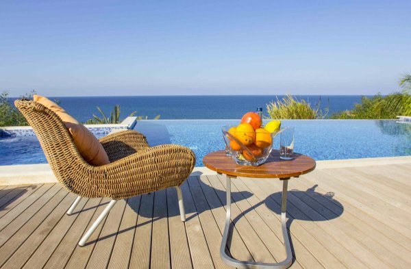 Шезлонг на море