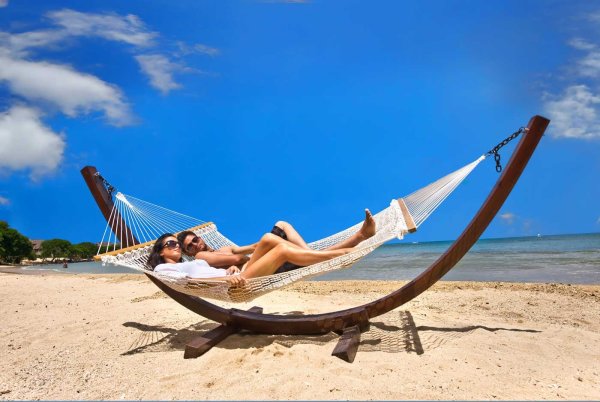 Девушка в гамаке на берегу океана