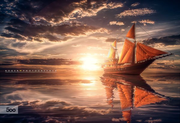 Яхта в море на рассвете