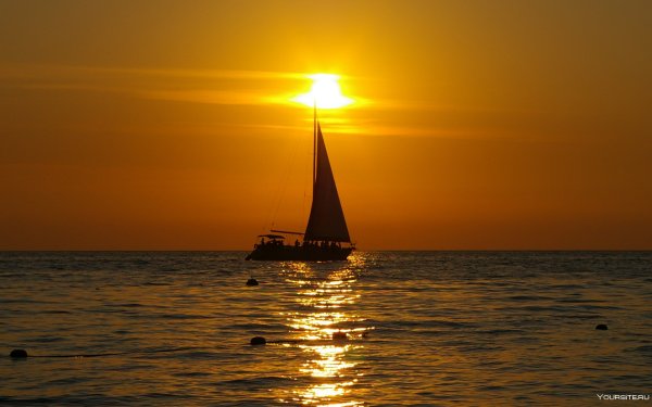 Яхта на закате