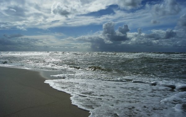 Море в пасмурный день