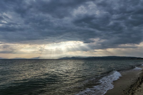 Берег моря шторм