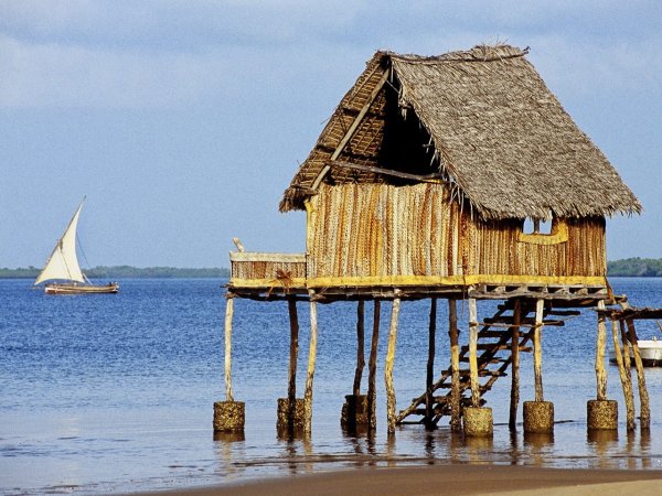 Домики на сваях в море