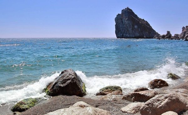 Скала в черном море в Крыму