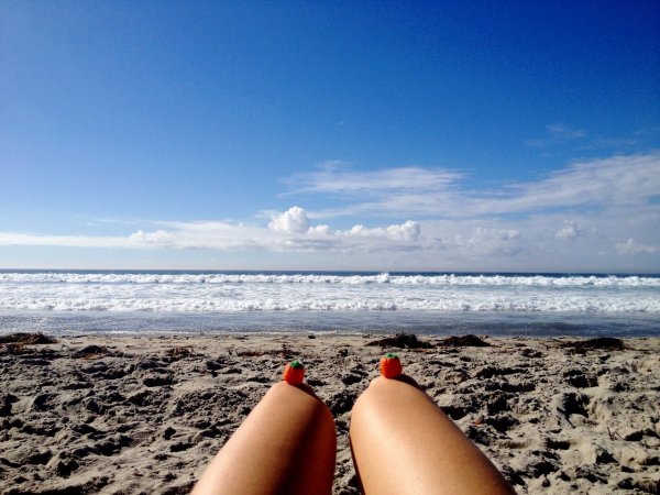 Лежит на пляже