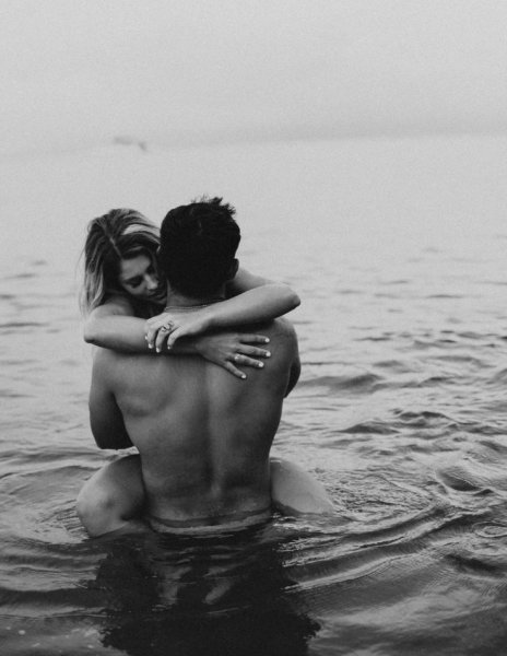 Объятия на берегу моря