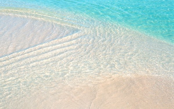 Море с белым песком и голубой водой