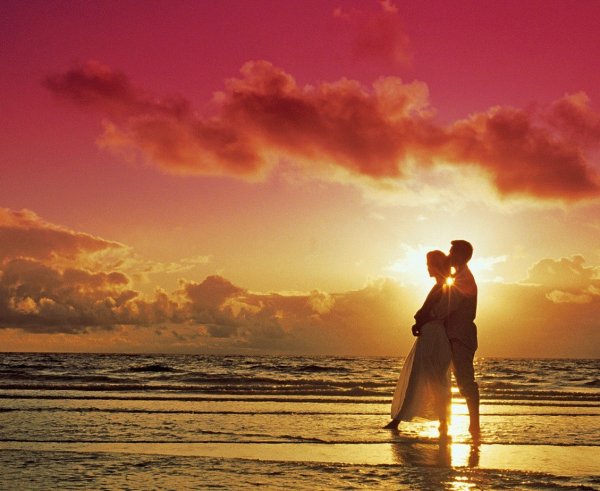 Парень с девушкой на море