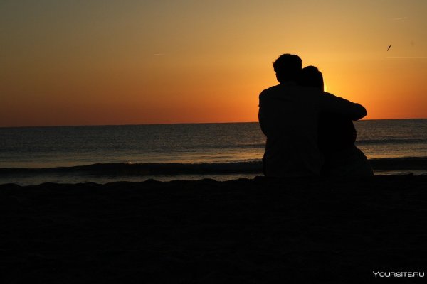 Пара на закате у моря