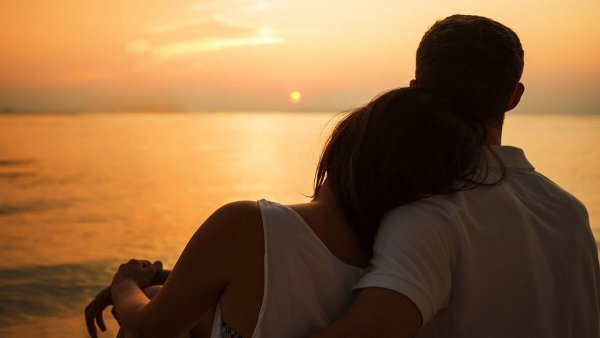 Пара сидит на закате