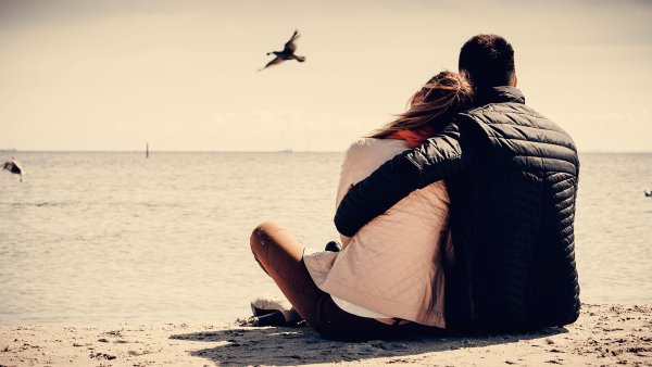 Счастливые пары со спины