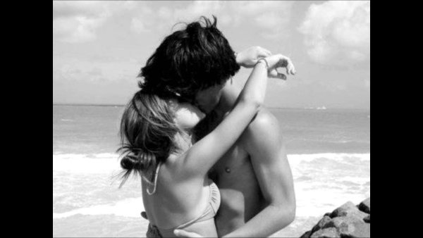 Парень с девушкой на море