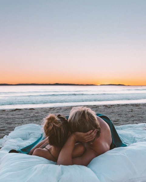 Парень с девушкой на море