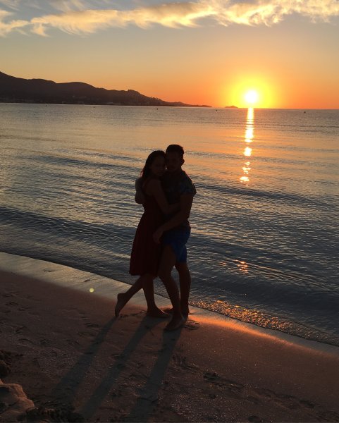 Обнимаются на пляже