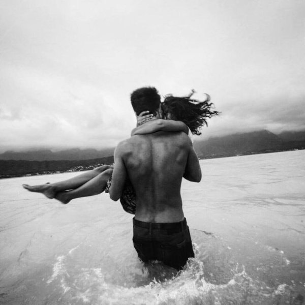 Парень с девушкой на море