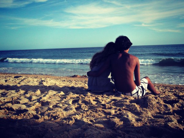 Пара на закате у моря