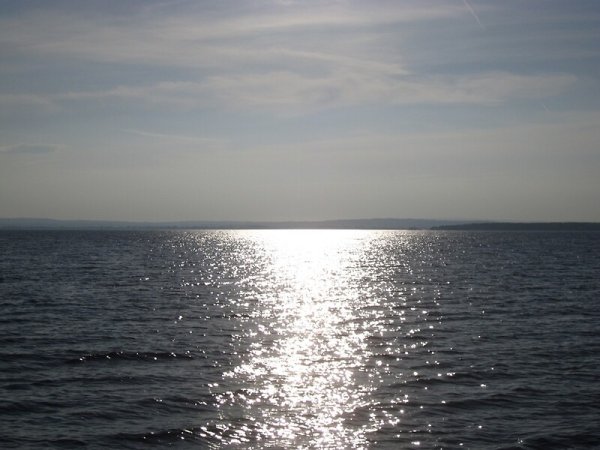 Темно-серебристое море