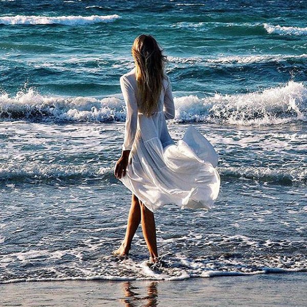 Девушка на фоне корабля