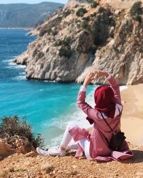 Мусульманки в платках со спины