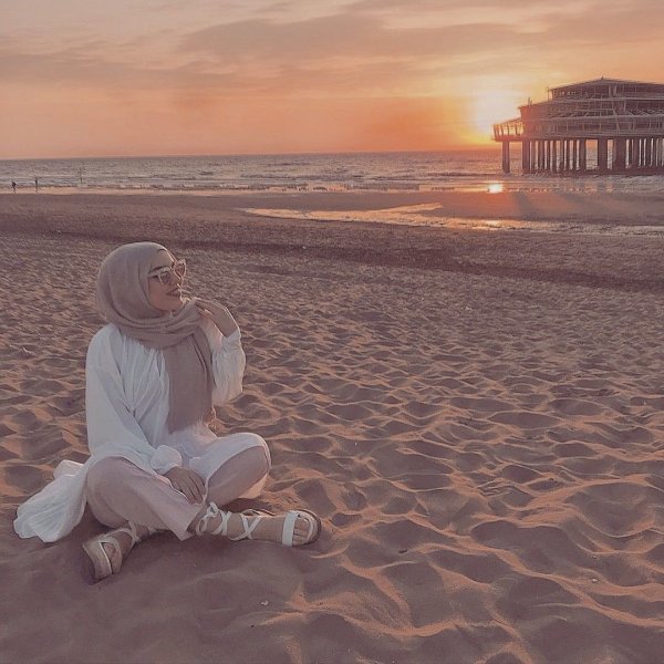 В хиджабе со спины