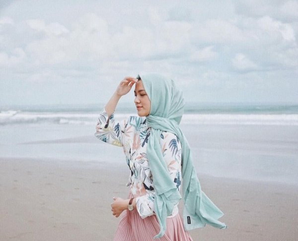 Мусульманка на берегу моря