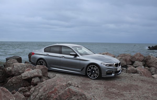 Машина на берегу моря