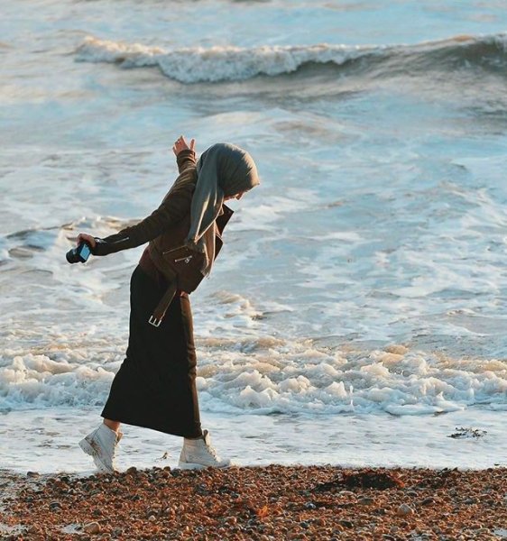 Мусульманка в хиджабе на море