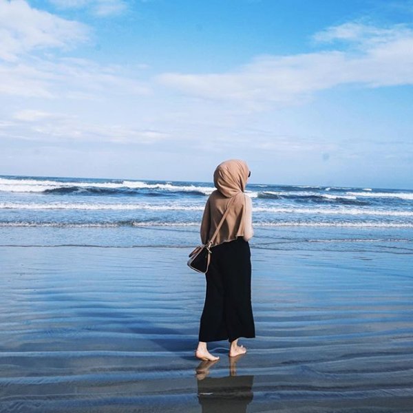 Мусульманка в хиджабе со спины