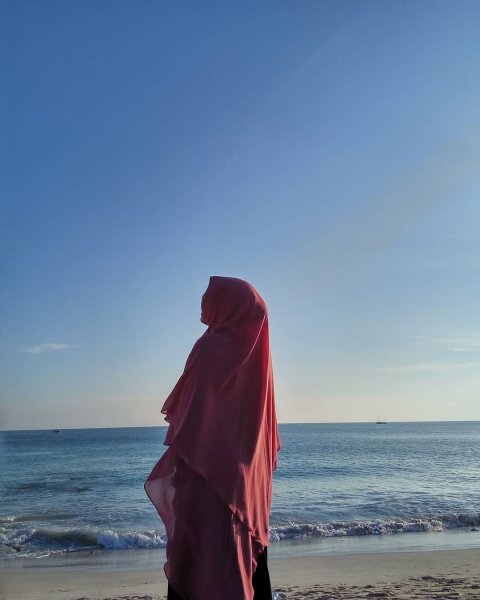 В хиджабе на пляже