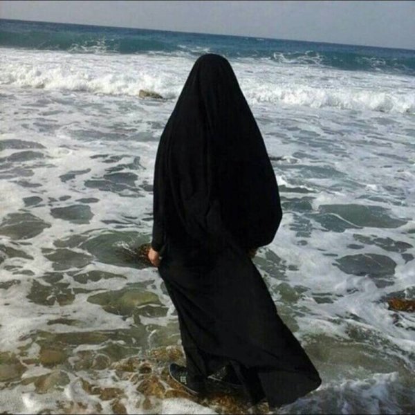 Грустная девушка в хиджабе