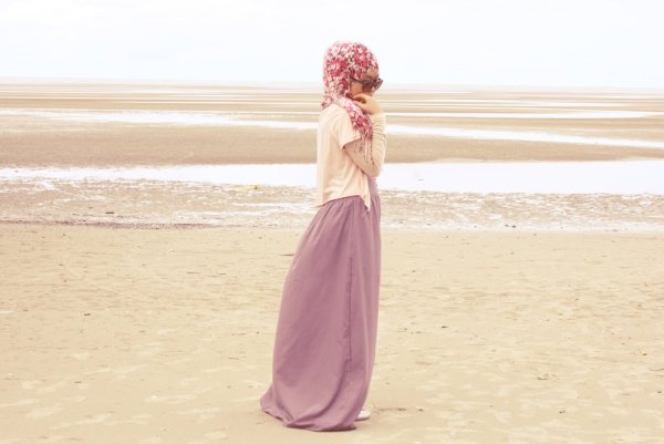 Девушка в хиджабе на природе