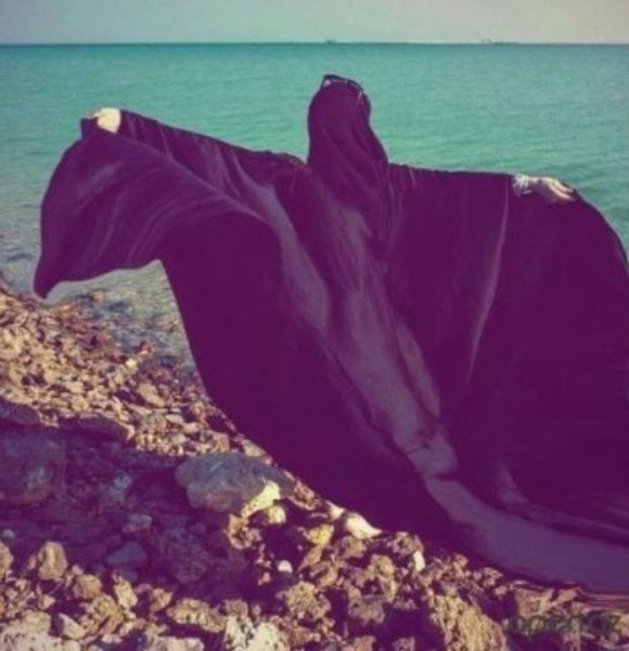 В хиджабе на пляже