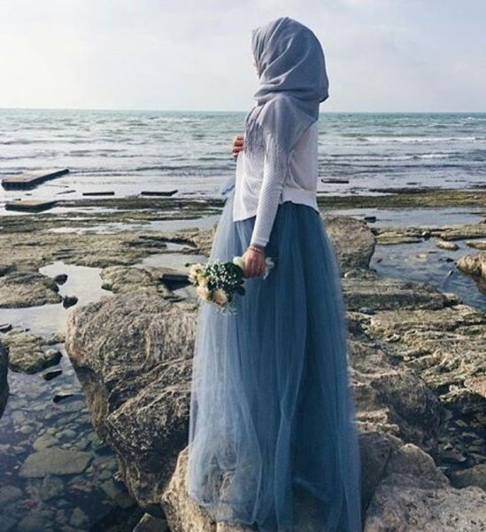 Мусульманка в хиджабе на море