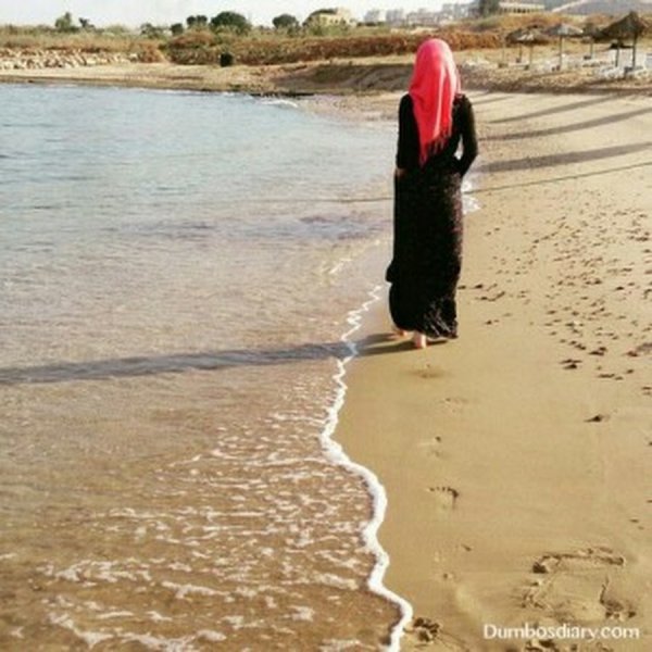 Красивые девушки в хиджабе со спины