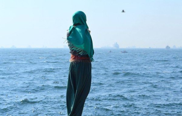 Девушка в хиджабе у моря