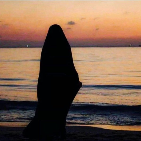 Девушка в хиджабе в очках