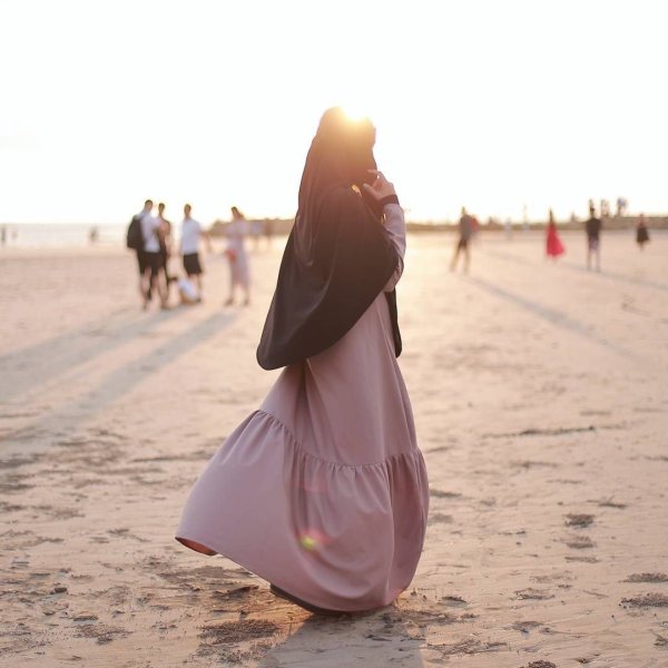 Девушка в платке со спины